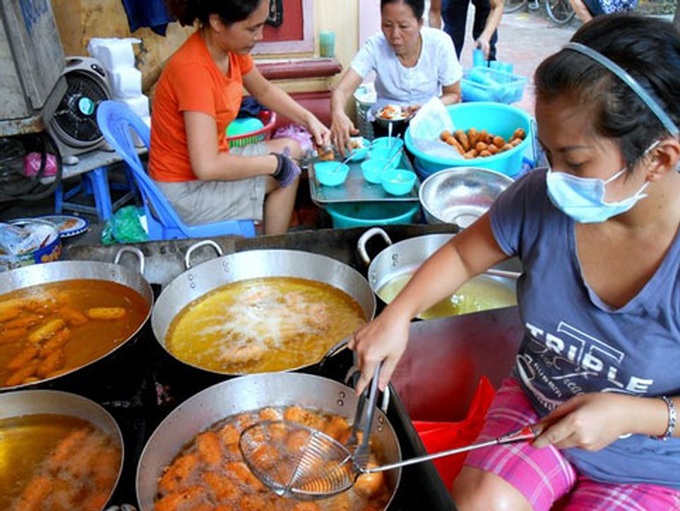 Special dishes make big profits for small Hanoi food stalls - 2