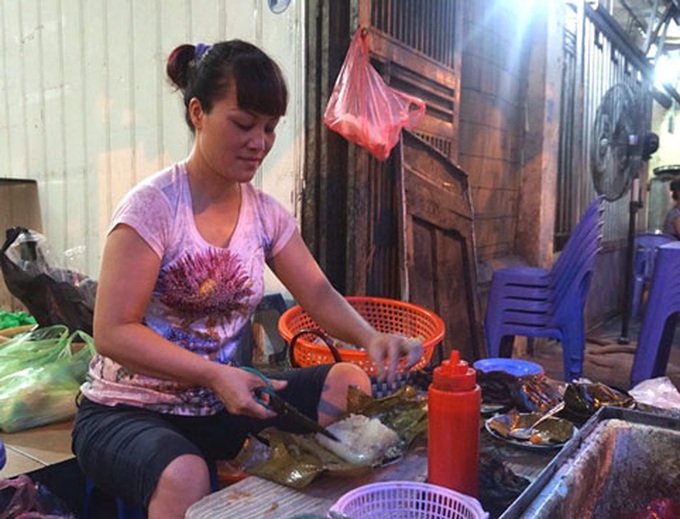 Special dishes make big profits for small Hanoi food stalls - 4