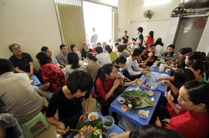 Special dishes make big profits for small Hanoi food stalls - 6