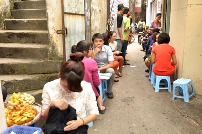 Special dishes make big profits for small Hanoi food stalls - 7