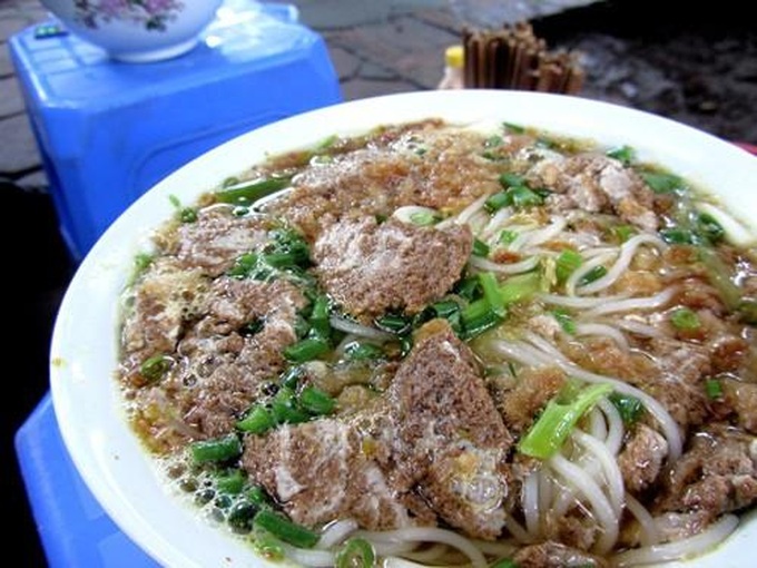 Special dishes make big profits for small Hanoi food stalls - 10