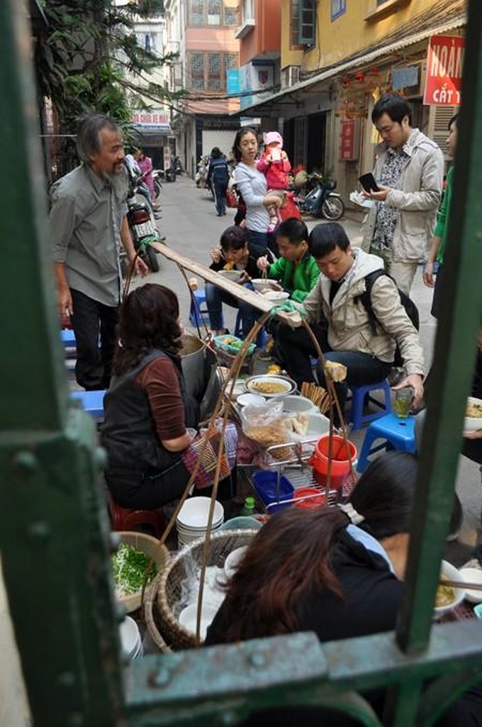 Special dishes make big profits for small Hanoi food stalls - 11