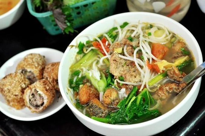 Special dishes make big profits for small Hanoi food stalls - 12