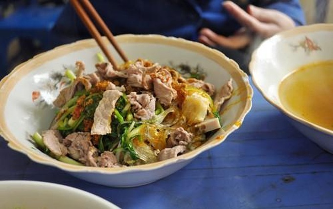 Special dishes make big profits for small Hanoi food stalls - 17