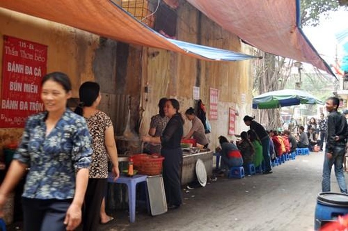 Special dishes make big profits for small Hanoi food stalls - 18