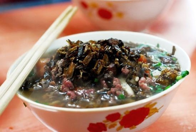 Special dishes make big profits for small Hanoi food stalls - 19