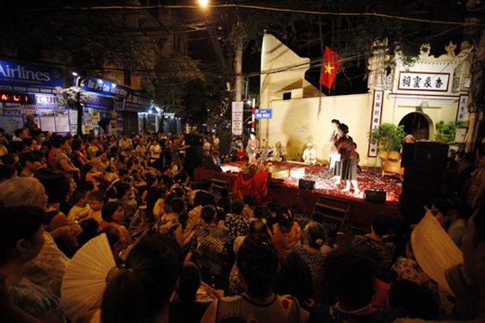 Outdoor stages attract young people in Hanoi - 1 Outdoor stages attract young people in Hanoi - 1