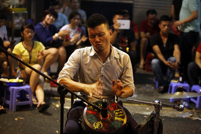 Outdoor stages attract young people in Hanoi - 6 Outdoor stages attract young people in Hanoi - 6
