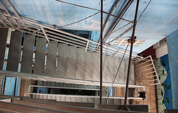 School holds flag-raising ceremony on top floor due to limited space - 2