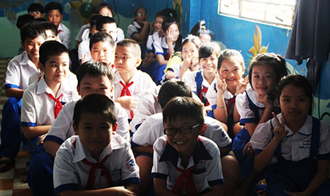 School holds flag-raising ceremony on top floor due to limited space - 3