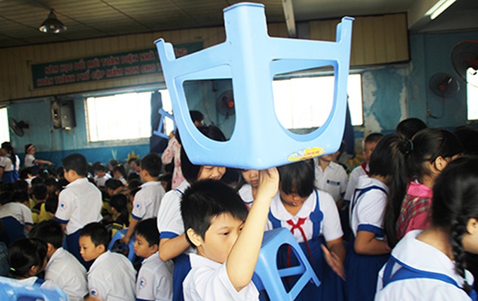 School holds flag-raising ceremony on top floor due to limited space - 7