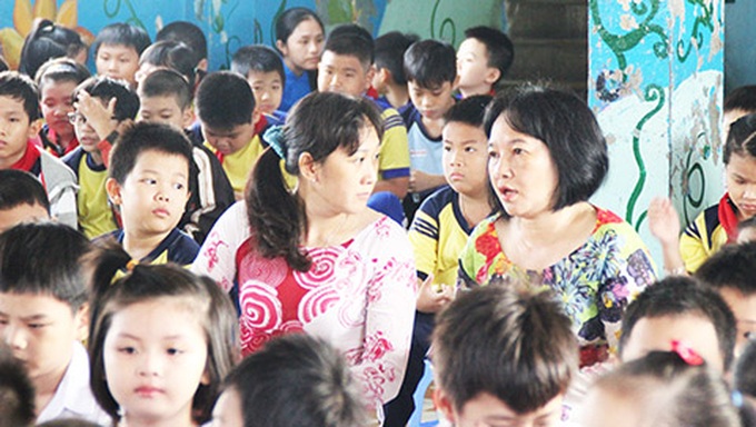 School holds flag-raising ceremony on top floor due to limited space - 4