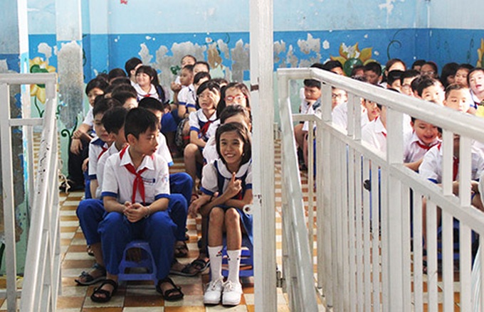 School holds flag-raising ceremony on top floor due to limited space - 8