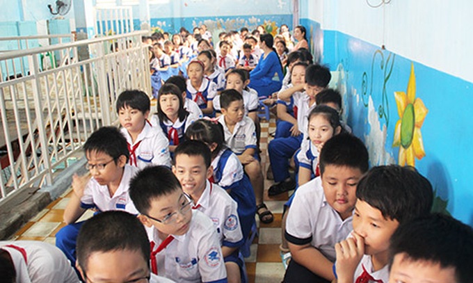 School holds flag-raising ceremony on top floor due to limited space - 9