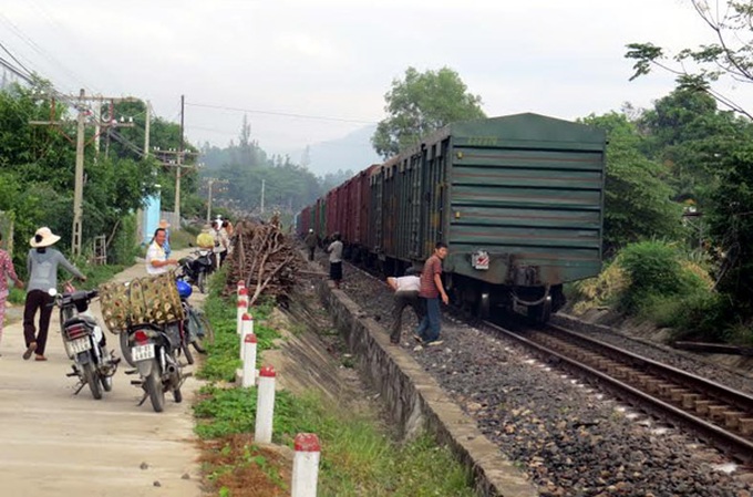 Rail accident causes major damage in Phu Yen - 1 Rail accident causes major damage in Phu Yen - 1