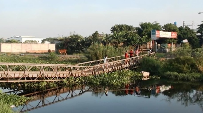 Lives put at risk by damaged bridge - 1 Lives put at risk by damaged bridge - 1