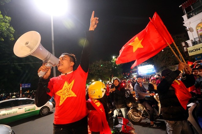 Crowds jam traffic in Hanoi and HCMC to cheer Vietnam win in Malaysia - 11 Crowds jam traffic in Hanoi and HCMC to cheer Vietnam win in Malaysia - 11
