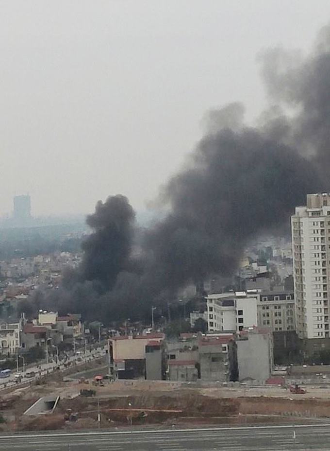 Fire in Nhat Tan Market sends traders, shoppers fleeing - 1 Fire in Nhat Tan Market sends traders, shoppers fleeing - 1
