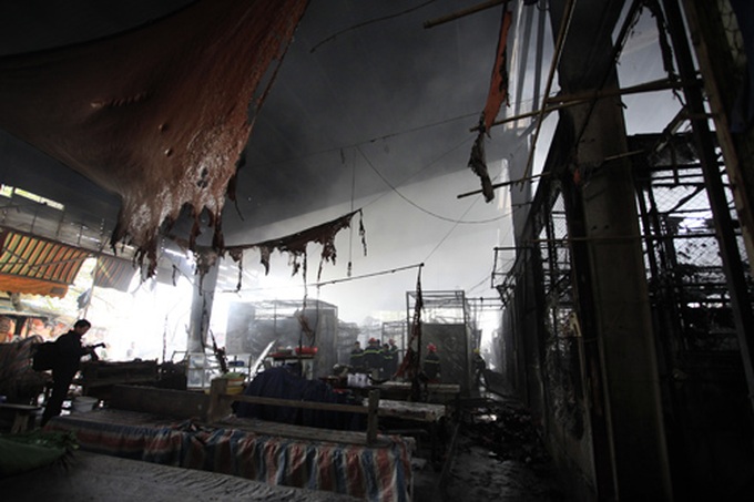 Fire in Nhat Tan Market sends traders, shoppers fleeing - 11 Fire in Nhat Tan Market sends traders, shoppers fleeing - 11