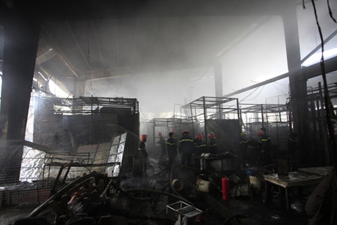 Fire in Nhat Tan Market sends traders, shoppers fleeing - 10 Fire in Nhat Tan Market sends traders, shoppers fleeing - 10