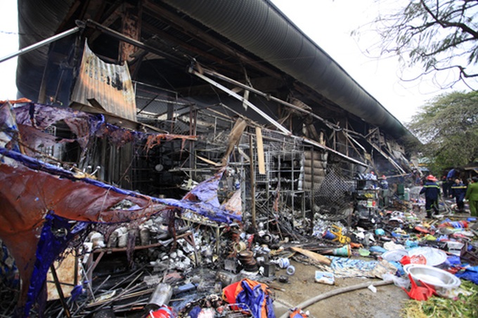 Fire in Nhat Tan Market sends traders, shoppers fleeing - 12 Fire in Nhat Tan Market sends traders, shoppers fleeing - 12