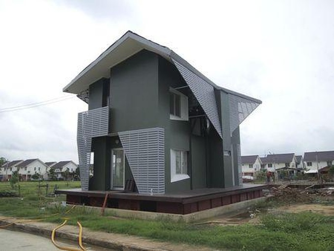 Thailand tests floating homes in region grappling with floods - 1