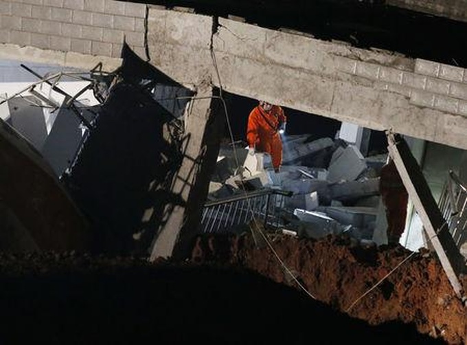 Rescuers pull first body from rubble of China landslide - 1 Rescuers pull first body from rubble of China landslide - 1