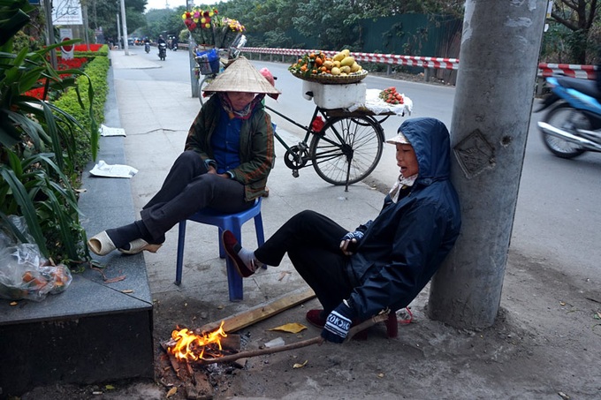 Traders earning living in Hanoi bitter cold on Tet - 8 Traders earning living in Hanoi bitter cold on Tet - 8