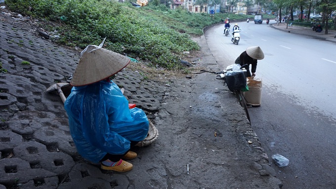 Traders earning living in Hanoi bitter cold on Tet - 3 Traders earning living in Hanoi bitter cold on Tet - 3