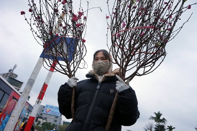 Traders earning living in Hanoi bitter cold on Tet - 2 Traders earning living in Hanoi bitter cold on Tet - 2