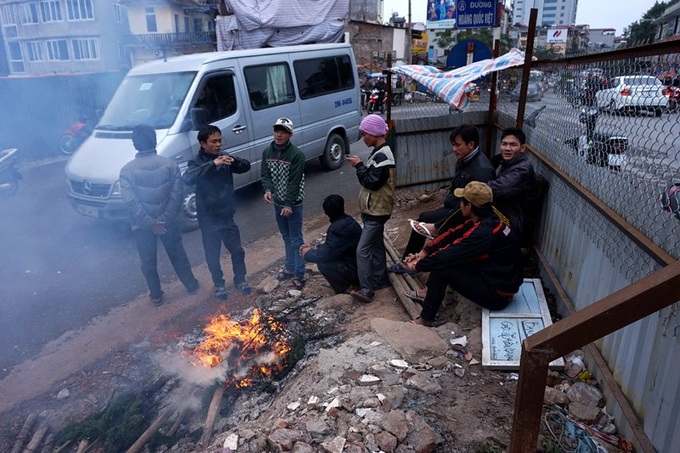Traders earning living in Hanoi bitter cold on Tet - 7 Traders earning living in Hanoi bitter cold on Tet - 7
