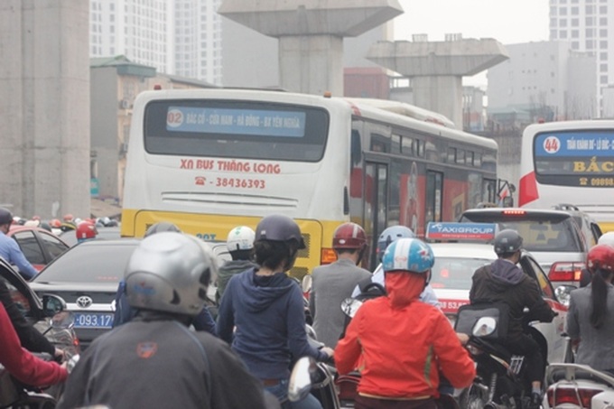 Hanoi traffic stalls city on final day of Tet - 6
