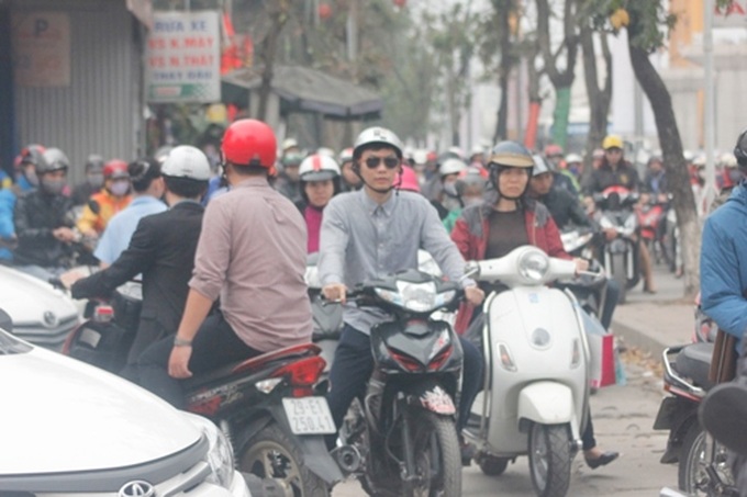 Hanoi traffic stalls city on final day of Tet - 8