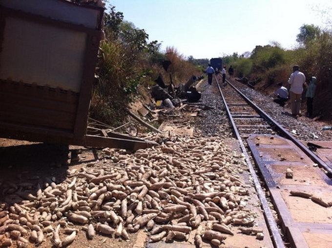 Tractor crash closes north-south rail link - 2