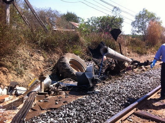 Tractor crash closes north-south rail link - 1