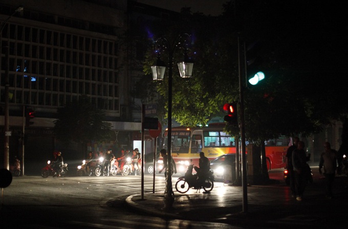 Earth Hour event saves Hanoi 240,000 kWh - 4