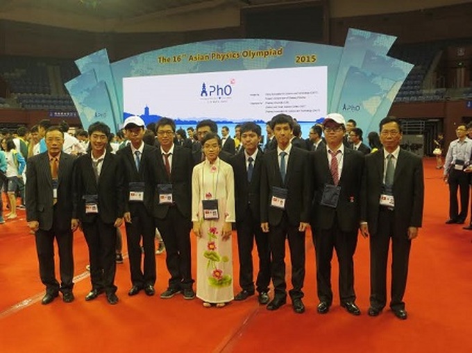 Vietnam brings home two golds from Asian Physics Olympiad - 1