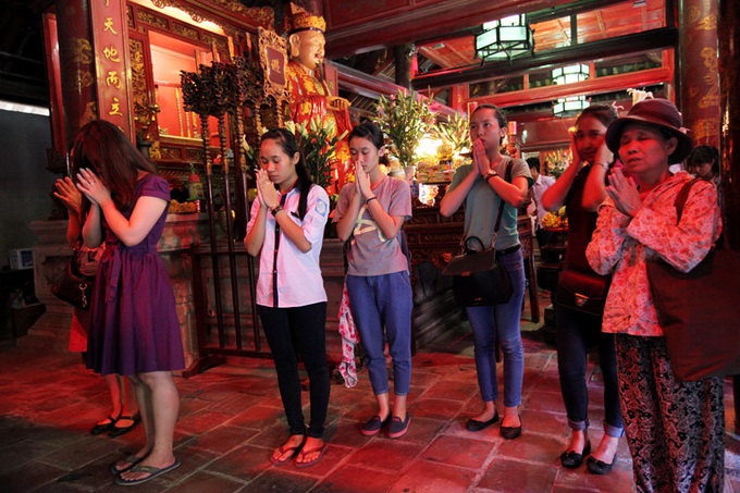 Students pray at scholars' temple for exam success - 1