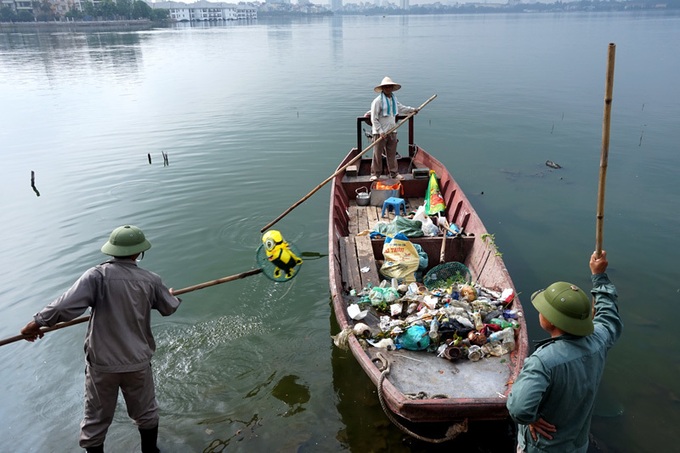 Pollution threatens Hanoi's West Lake - 1