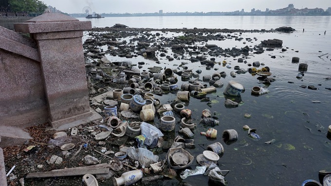 Pollution threatens Hanoi's West Lake - 7