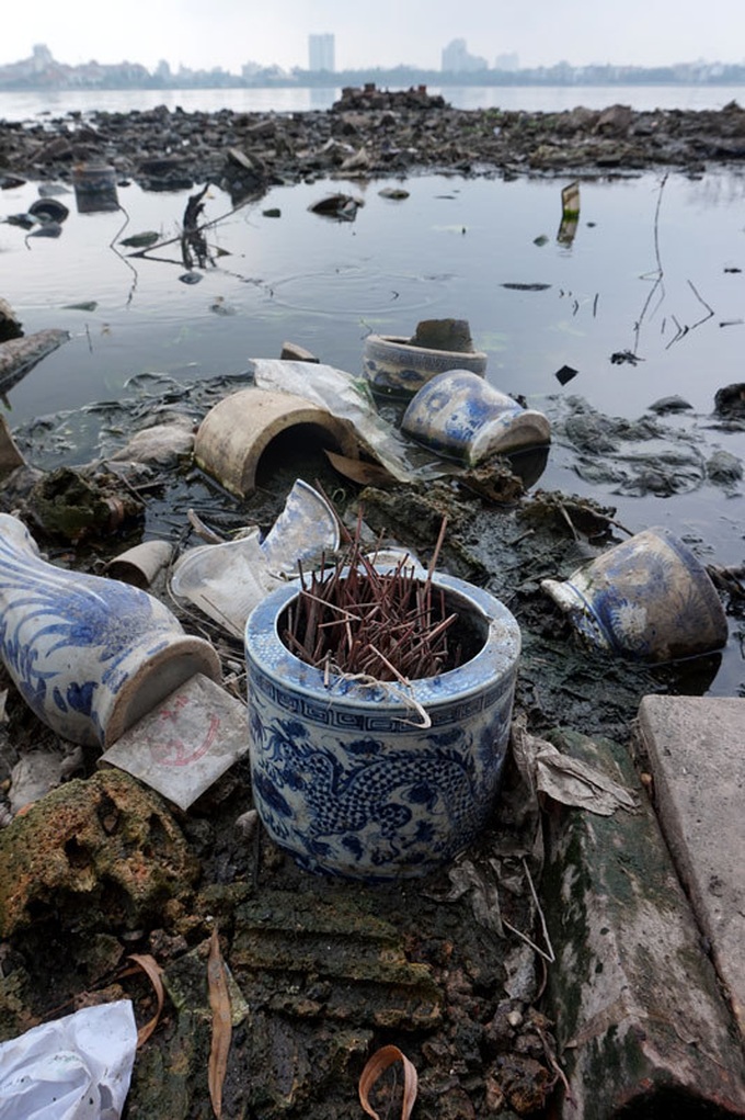 Pollution threatens Hanoi's West Lake - 8