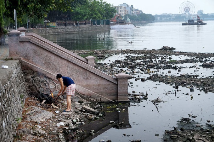 Pollution threatens Hanoi's West Lake - 9