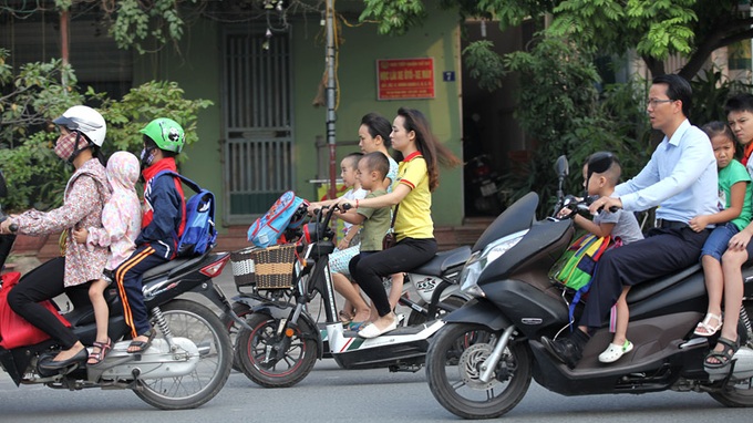 Parents in Vietnam risk their children's life on motorbike - 2