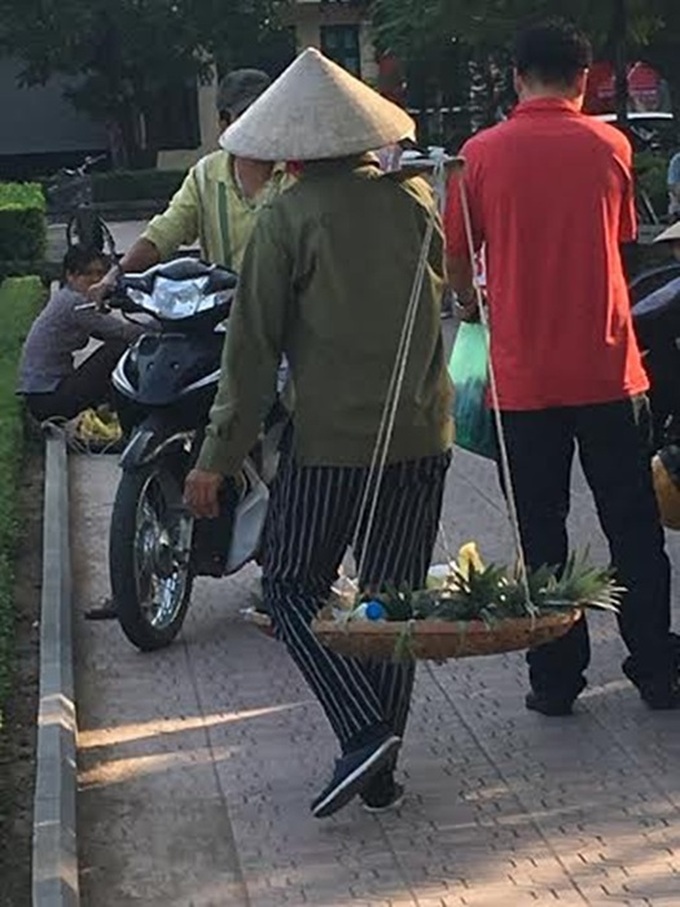 Foreign tourists harassed by Hanoi street vendors - 3