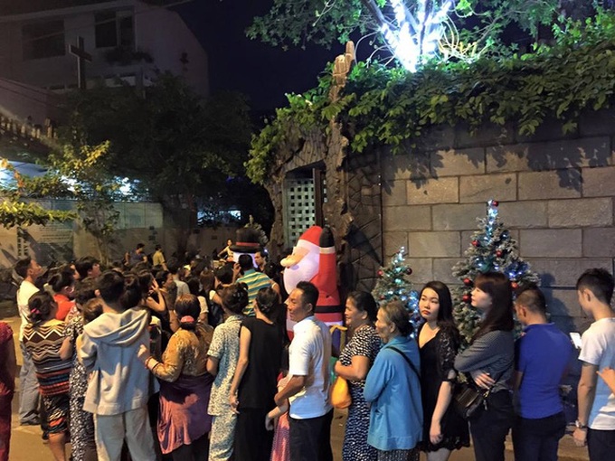 People flock to singer's sparkling Christmas home - 1 People flock to singer's sparkling Christmas home - 1