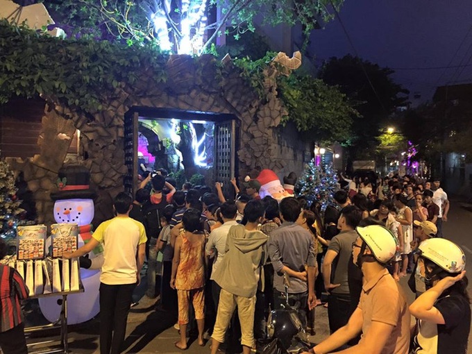 People flock to singer's sparkling Christmas home - 3 People flock to singer's sparkling Christmas home - 3