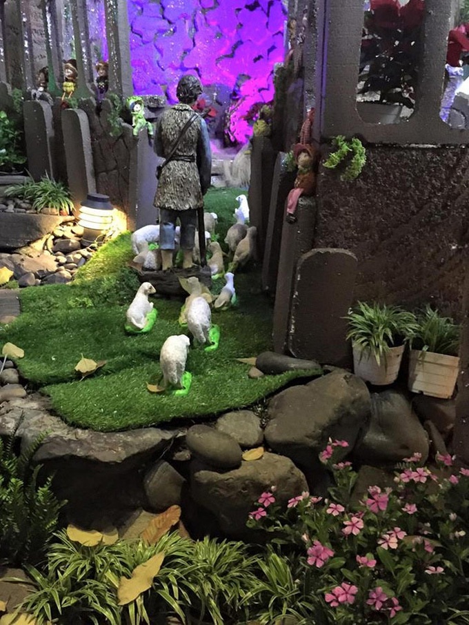 People flock to singer's sparkling Christmas home - 6 People flock to singer's sparkling Christmas home - 6