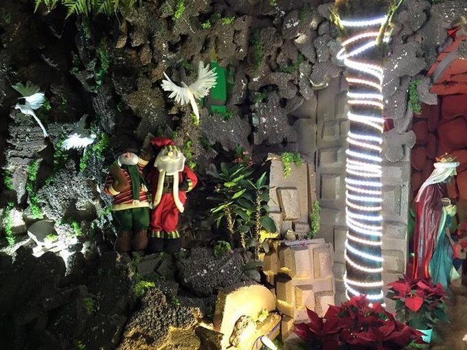 People flock to singer's sparkling Christmas home - 10 People flock to singer's sparkling Christmas home - 10