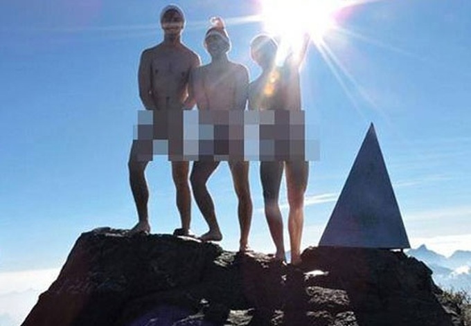 Foreigners criticised for posing nude - 1