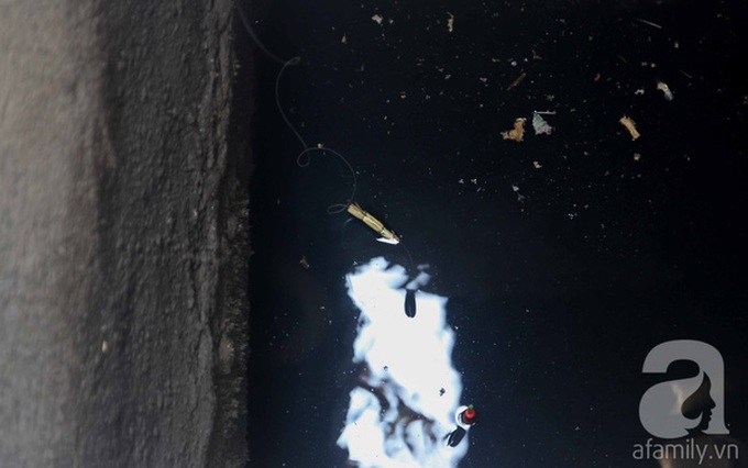 HCM City people fish on the street - 3